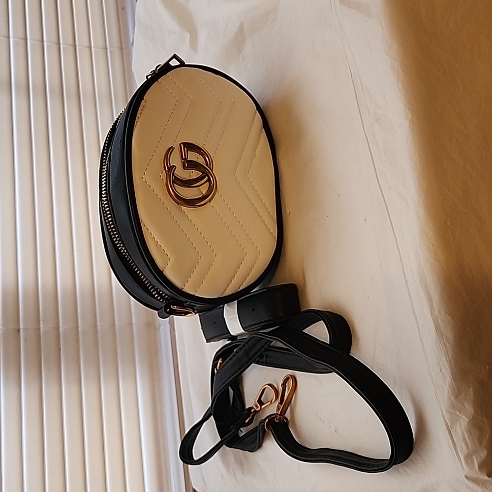 CG LEATHER HANDBAG